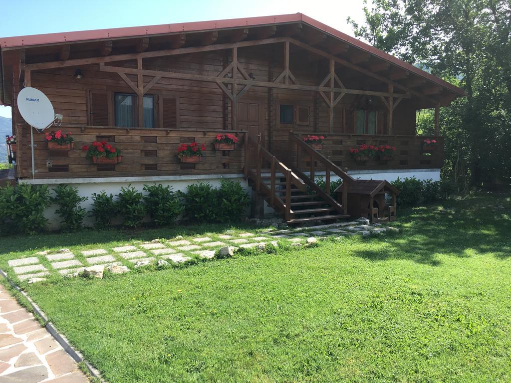 Chalet Dei Parchi Bed & Breakfast Saracinesco Exterior photo